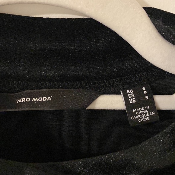 Vero Moda black velvet sleeveless mock neck top - Picture 2 of 5